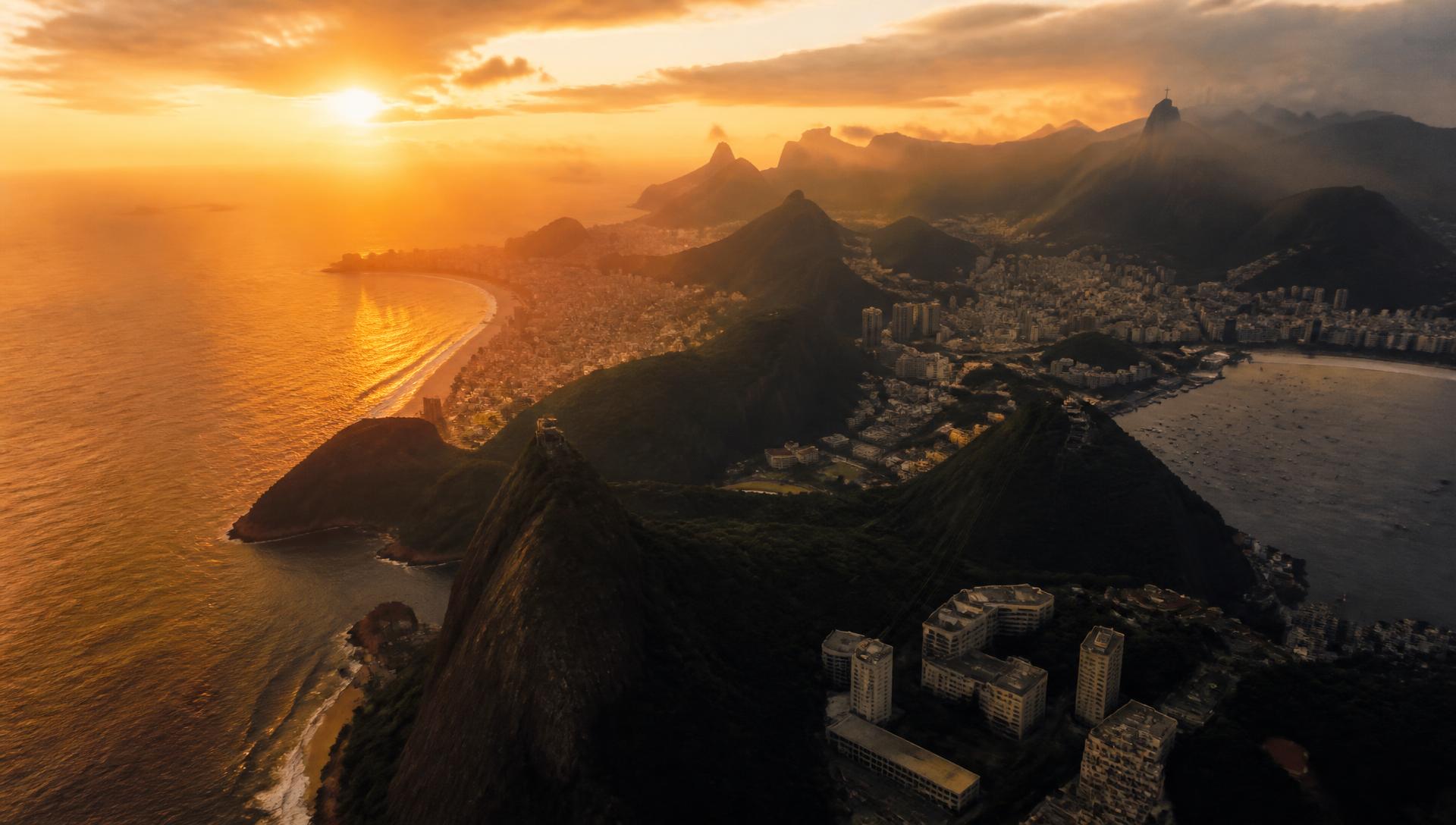 Vista aérea do litoral do Rio de Janeiro ao pôr do sol